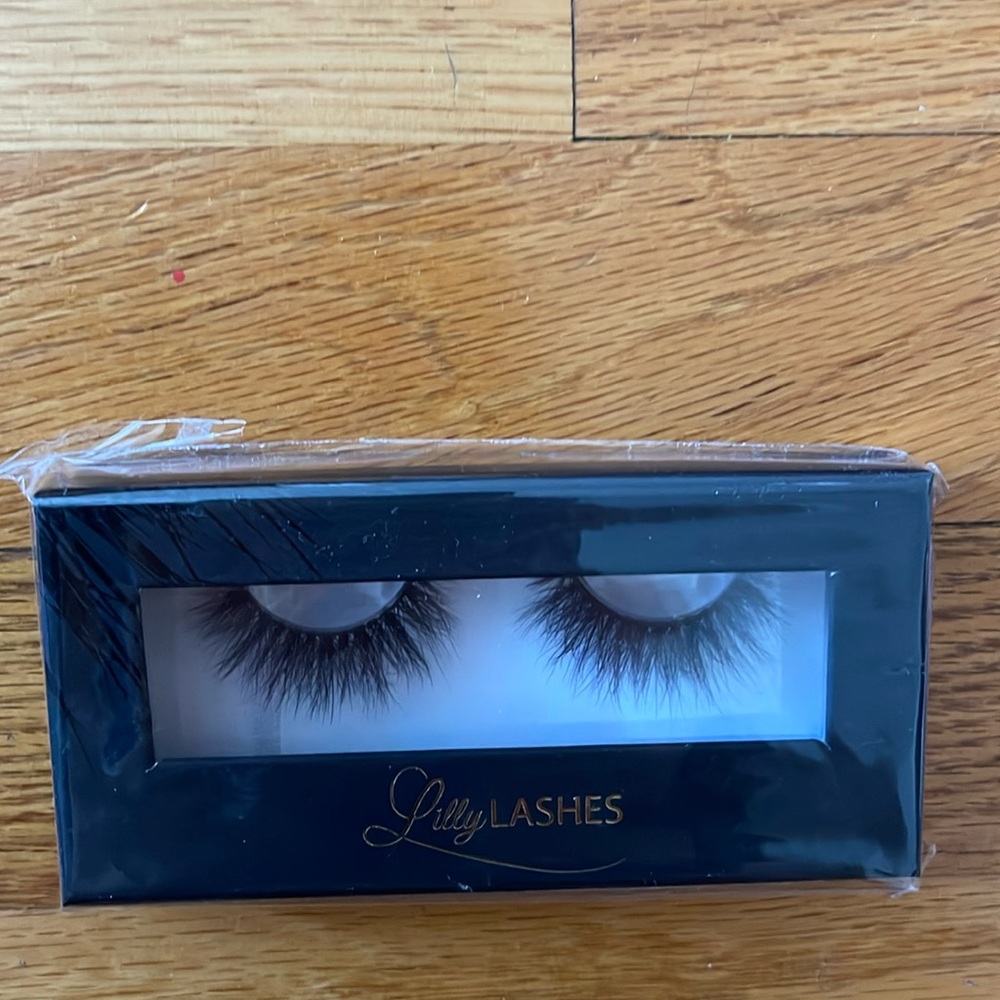 Lilly lashes in Lyla